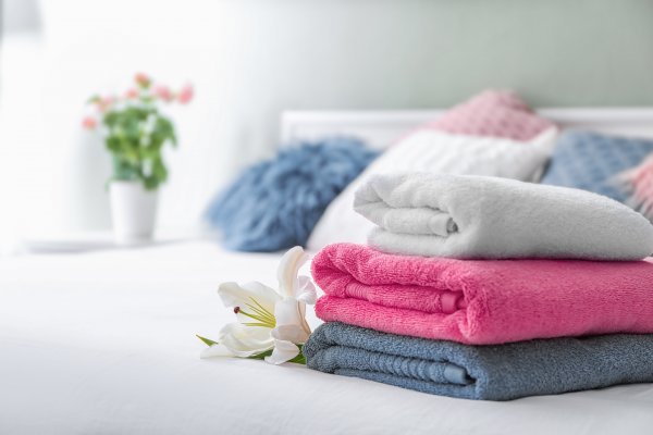 clean folded laundry towels washing machine Samsung WF42H5000AW